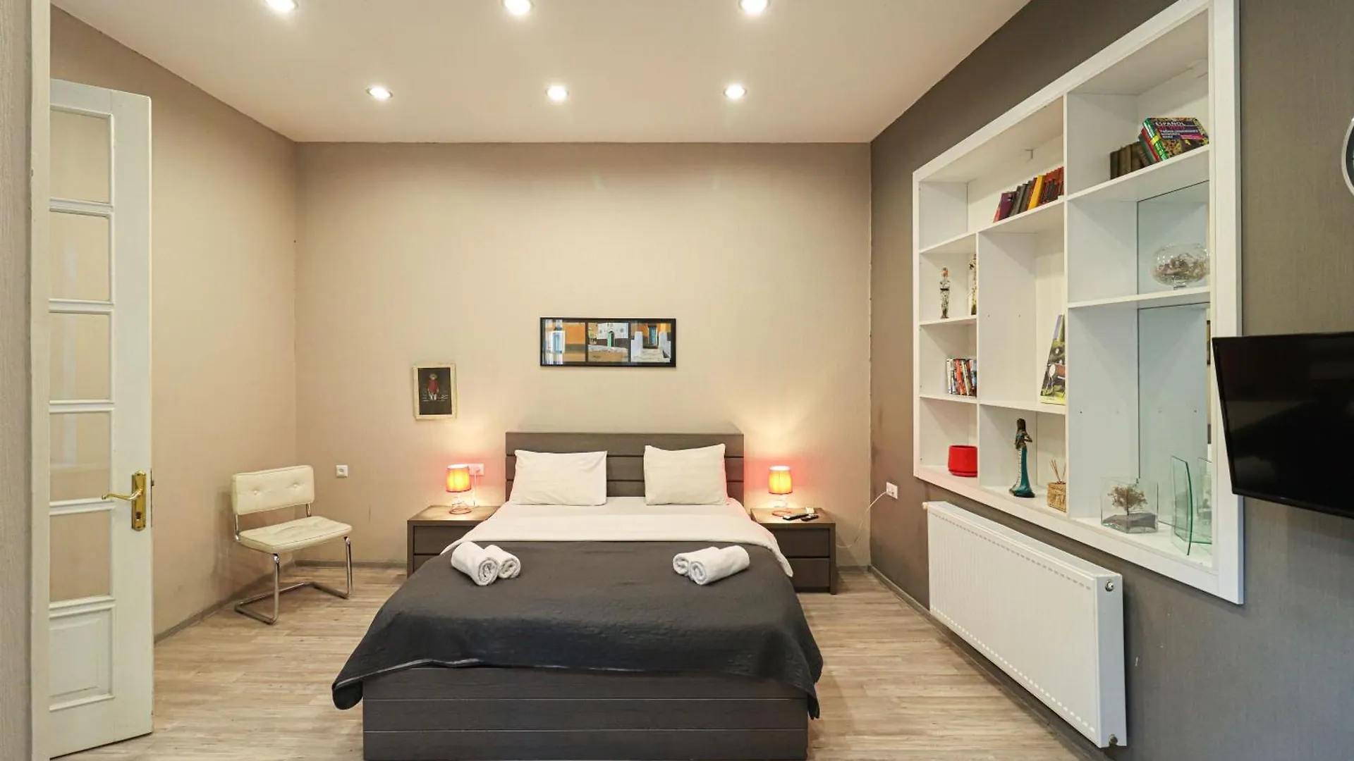 Central Tbilisi Apt Near Rustaveli Ave - By Wehost 0*,