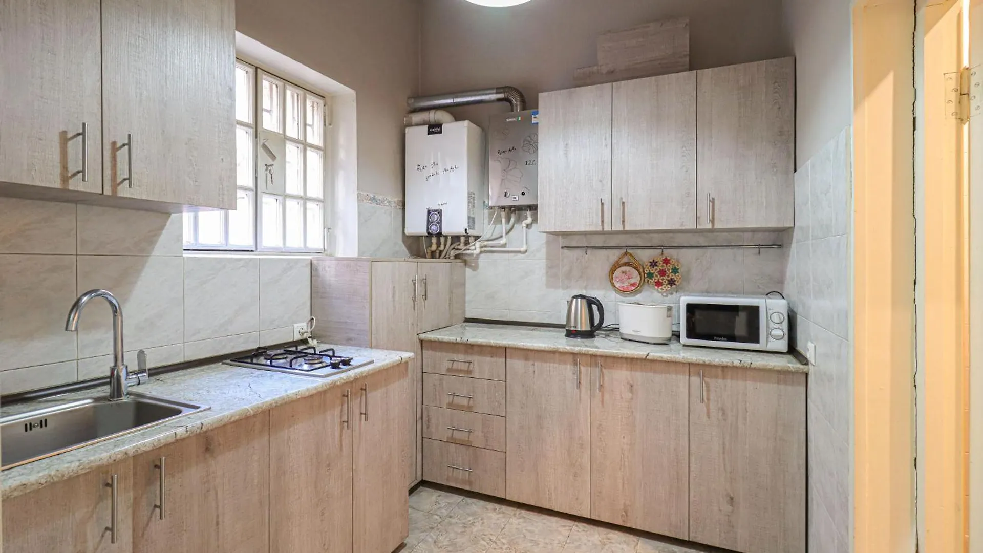 Central Tbilisi Apt Near Rustaveli Ave - By Wehost Apartament