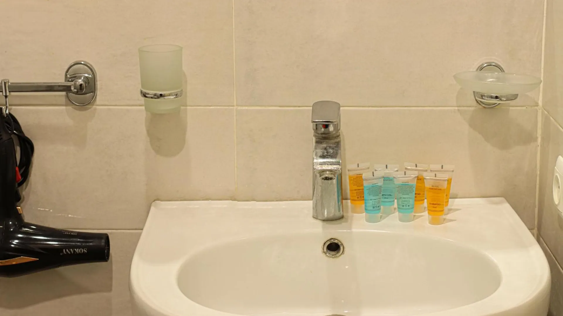 Central Tbilisi Apt Near Rustaveli Ave - By Wehost Apartament